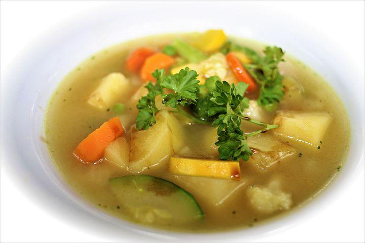 Sopa de legumes com salpicão e abobrinha