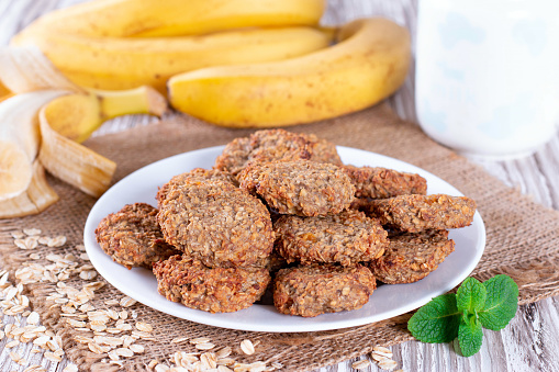 Biscoito de banana com coco ralado da vovó