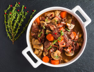 Foto ilustrativa de carne em cubos ao molho com tomilho