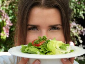 Foto ilustrativa para a importância da alimentação durante a TPM