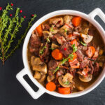 Foto ilustrativa de carne em cubos ao molho com tomilho
