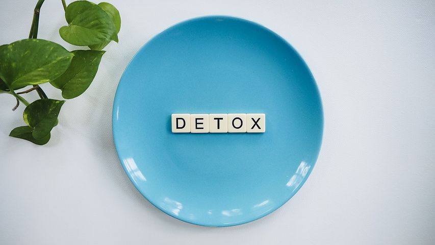 imagem para ilustrar o termo detox - nome detox dentro de um prato