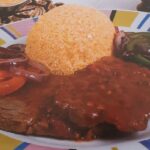 Foto ilustrativa de bife ao molho com cuscuz